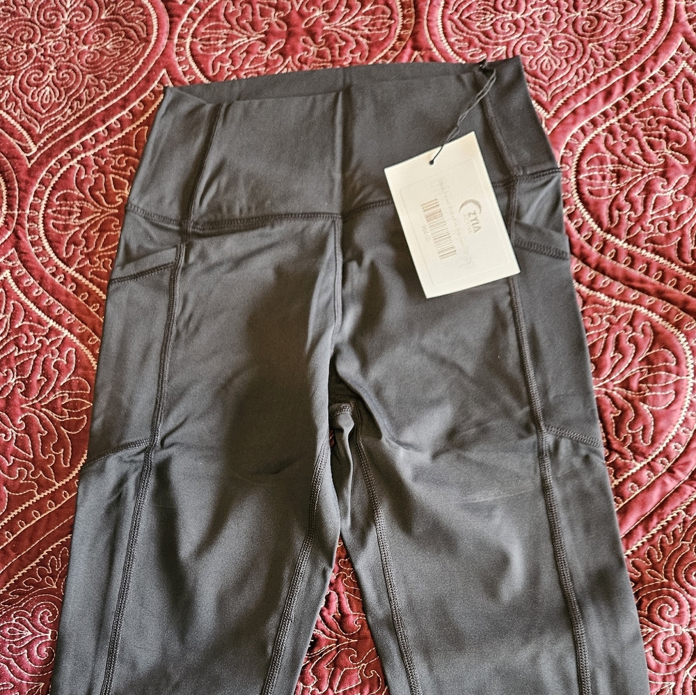 ZYIA Black Pocket Brilliant Hi-rise Capri